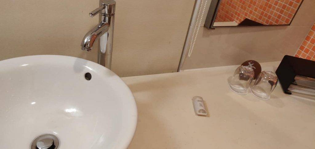 基本的洗滌用品例如洗手肥皂、紙巾等都沒有補充（圖片來源：FB@香港 Staycation 酒店交流谷）