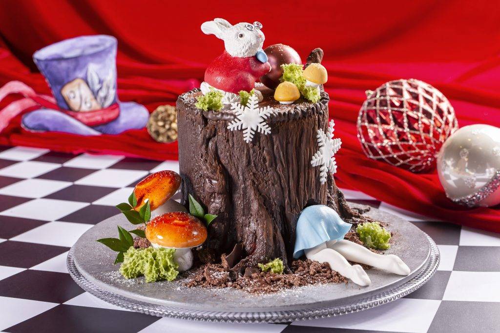聖誕節晚餐 奇趣的「愛麗絲夢遊仙境」檸檬藍莓朱古力樹頭蛋糕，是打卡滿分之作！