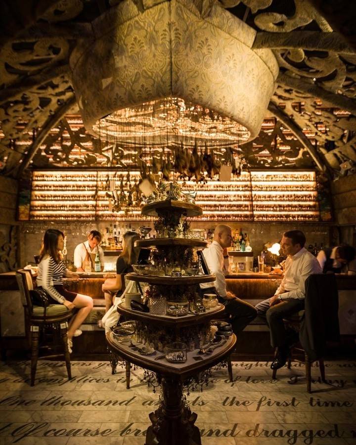 中環打卡餐廳 Dear Lilly 裝修華麗典雅，採用復古風格，並以巴黎林蔭大道的花店為靈感。