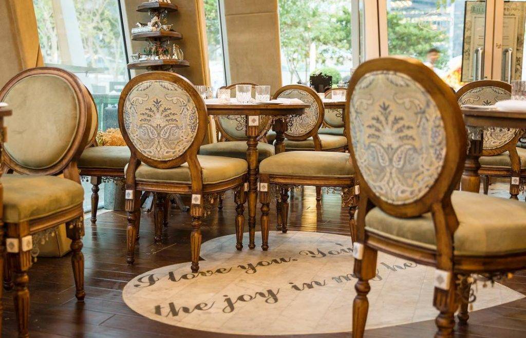 中環打卡餐廳 Dear Lilly 裝修華麗典雅，採用復古風格，並以巴黎林蔭大道的花店為靈感。