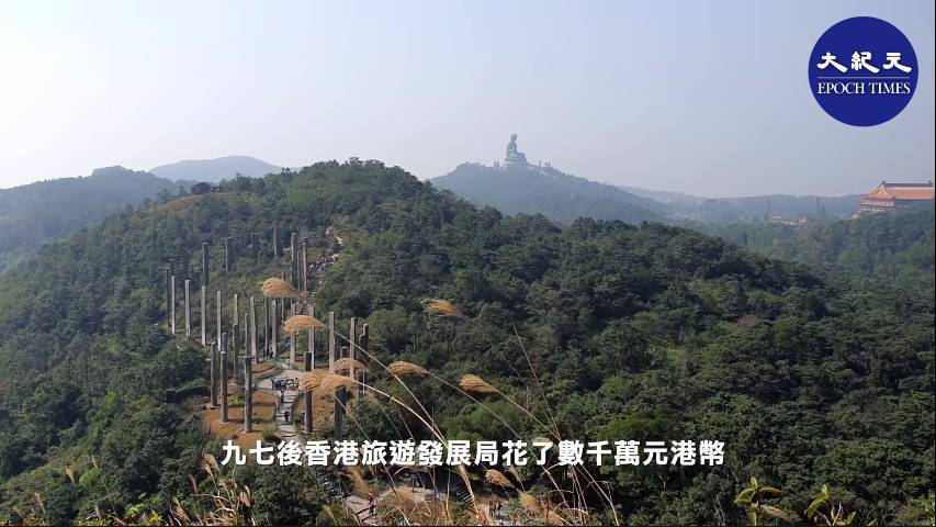 文章指從遠處更高的山坡，可以看到心經簡林的全景，8字形和蛇形清晰可見（圖片來源：YouTube@香港大紀元新唐人聯合新聞頻道）