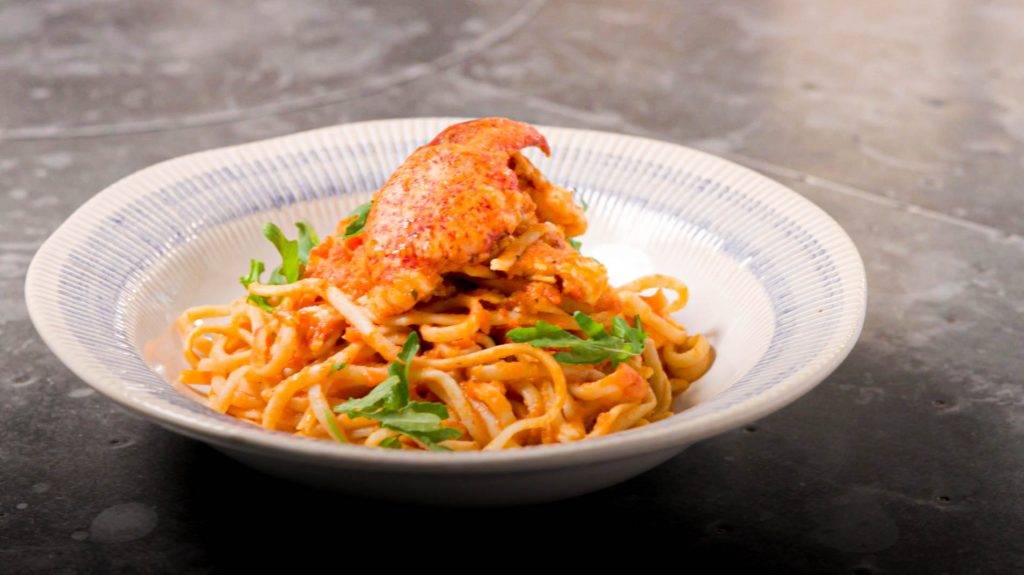 「Jamie’s Italian」由名廚 Jamie Oliver 主理，設計出與三款意大利葡萄酒完美搭配的意菜餐單，菜式包括著名的豪華海鮮香烤龍蝦伴自家製意粉等。