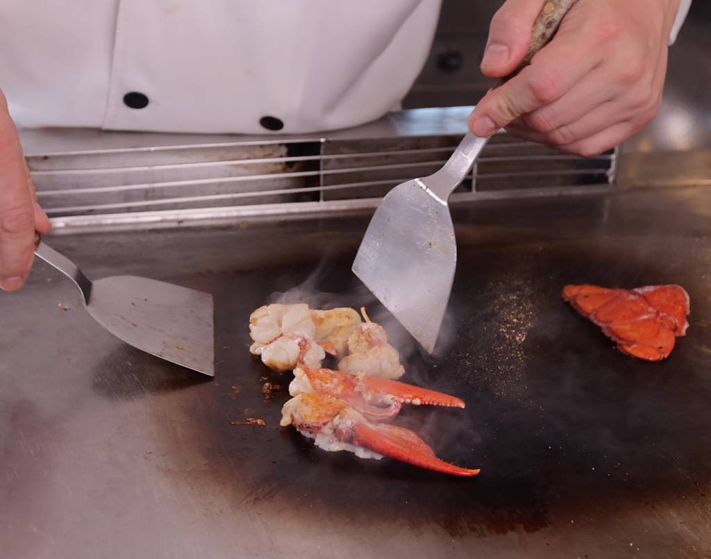 鐵板燒活波士頓龍蝦，即燒即吃。（圖片來源：新傳媒編輯部）