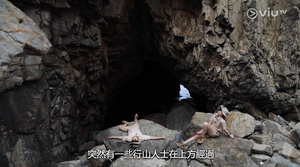 蜘蛛情魔 男事主藏身於懸崖中間一個非常隱蔽的小洞穴 