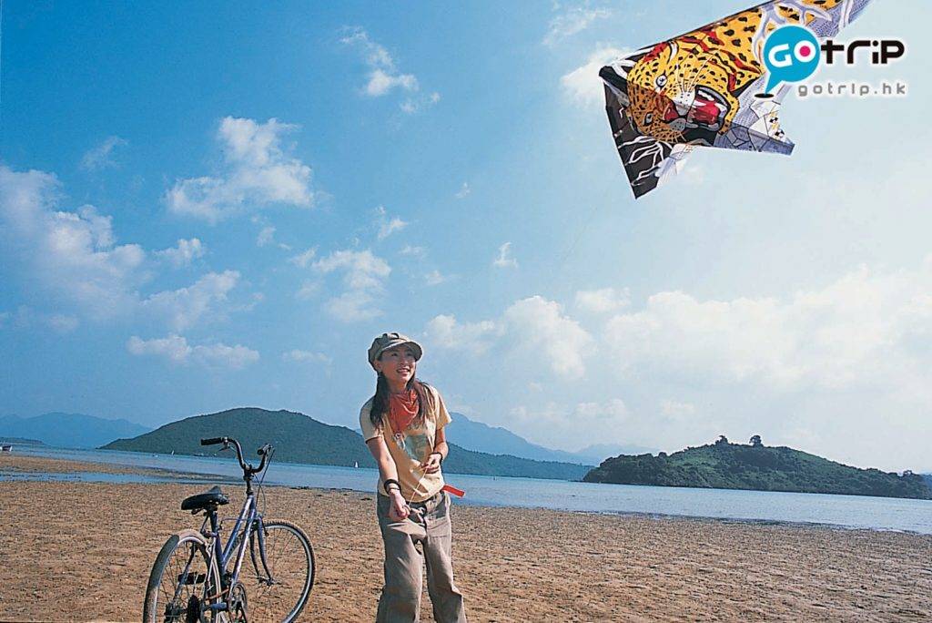當有足夠風力時，其實只要輕輕將風箏舉起，風箏就會自然飛起。（圖片來源：新傳媒照片庫）