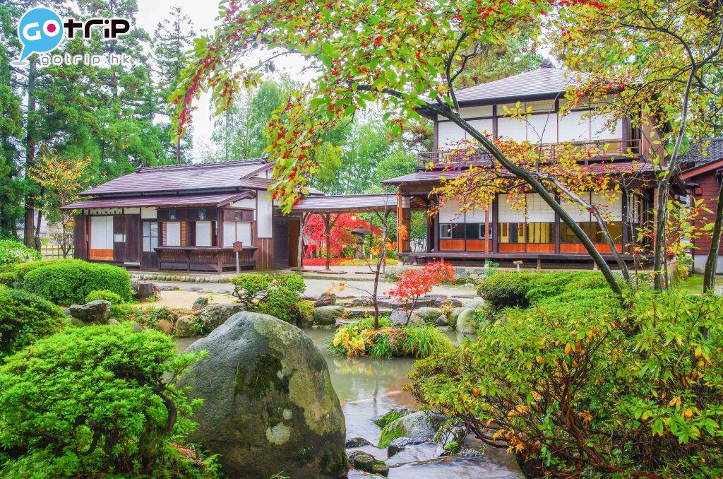 富山 秋日庭園植物都換上紅色，庭園揉合近江八景元素，水池模仿琵琶湖建造。