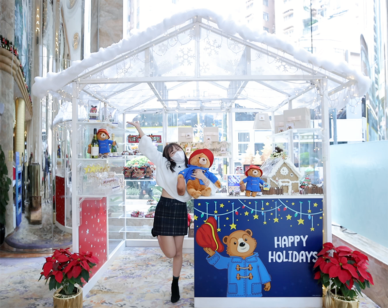 富豪香港酒店在大堂設12月限定「聖誕糖果屋」。經過這趟愉快的「英倫之旅」，客人還可在這裡買手信回家呢！（圖片來源：新傳媒編輯部）