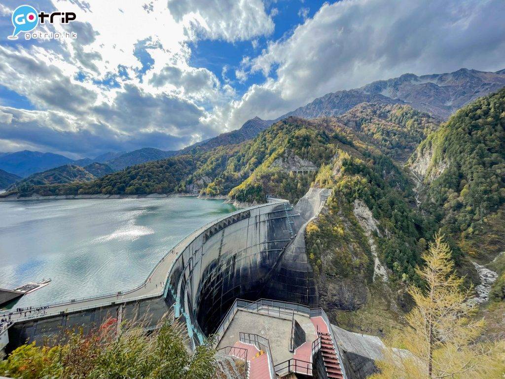 富山 高186米的黑部水壩每秒排水10立方米以上，水花迸散不時濺起七色彩虹。