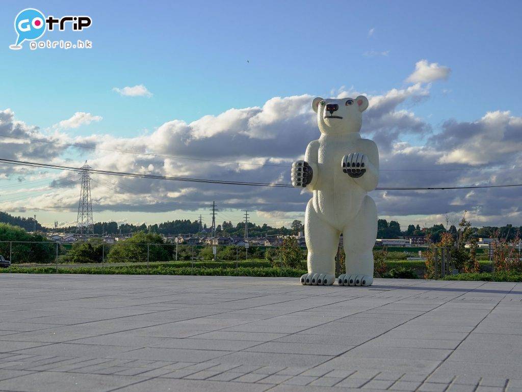 富山 藝術家三沢厚彦的大中小三隻白熊雕刻，吸引很多人前來打卡！