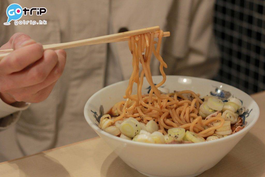 富山 富山黑拉麵粗身麵條很有嚼勁，索盡濃味湯汁，配埋大堆的蔥粒，吃得過癮。