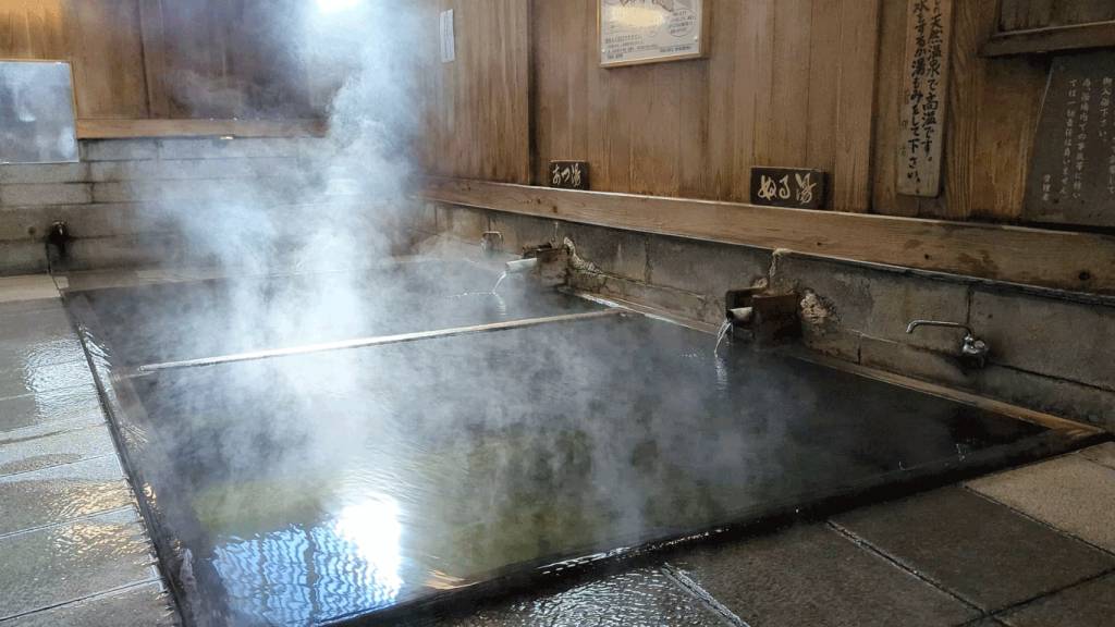 長野 溫泉村中央的大湯是野澤最具代表性的外湯，木建築的澡堂古色古香。 