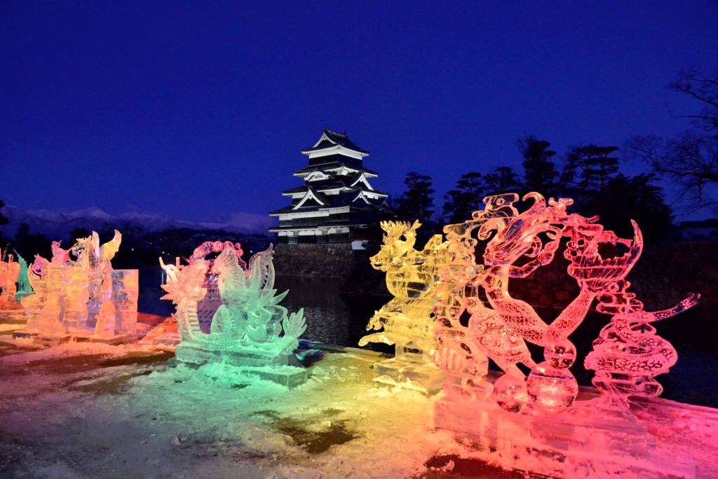 長野 每年1月左右舉行的松本城冰雕展雲集來自日本國內各地冰雕藝術家的作品。