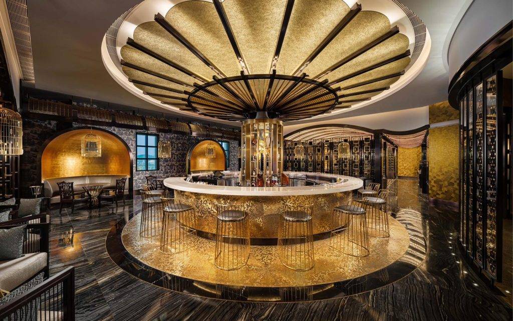 澳門酒店2022 Karl Lagerfeld酒店上下設計都是出自老佛爺，以中西融合為主題，餐廳「Mesa」就加入了鳥籠的概念。