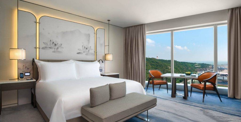 澳門酒店2022 頤居每間客房均設有長沙發、寬敞的衣帽間與浴室。