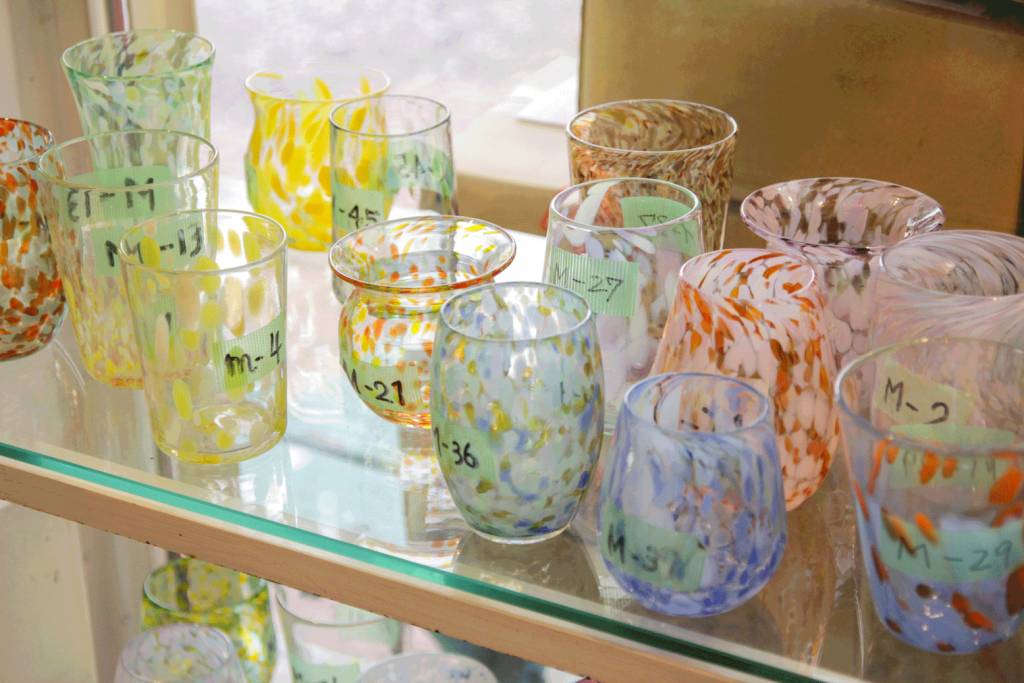長野 吹玻璃杯體驗​￥3,300起 工作坊可供大家親手製作的玻璃杯顏色及形狀均可自行選擇，初學者也能做出色彩繽紛的玻璃杯。