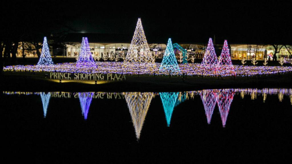 長野 以十萬球燈泡組成的聖誕冬季限定幻彩點燈，把購物廣場中央位置妝點得璀璨浪漫。