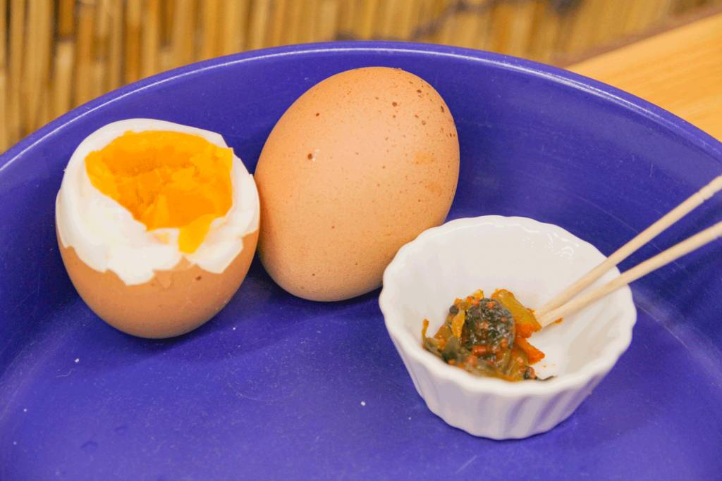 長野 溫泉蛋 ￥60 可以自行購買生雞蛋到外湯「麻釜之湯」自製溫泉蛋，也可在手信店購買，伴以野澤菜漬同吃。 