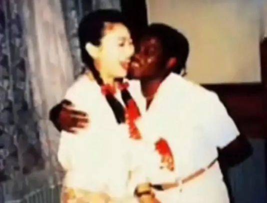 非洲 二人於1990年結婚並移居非洲。