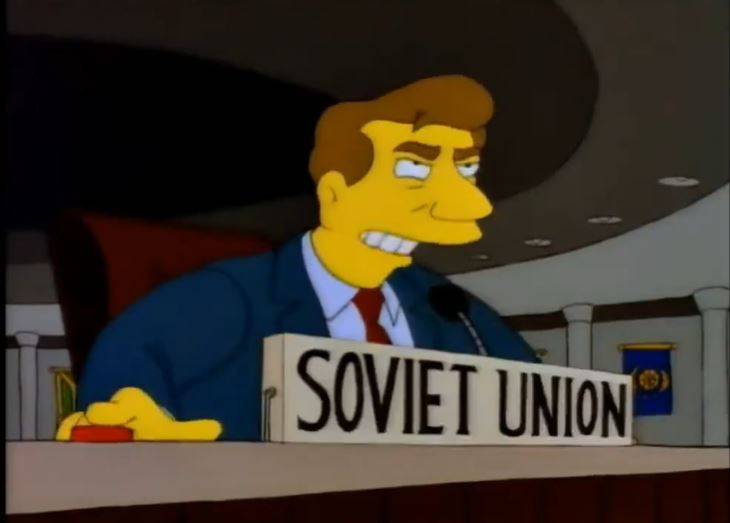 俄烏戰事 劇集中俄國代表將自己的名牌從「俄羅斯」變成「蘇聯」。