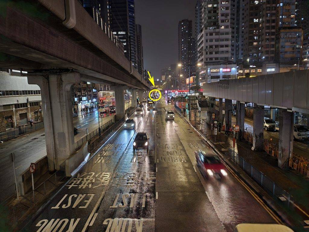 Samsung Galaxy S22、S22+夜拍實測｜輕鬆拍出單反級照片，另加5大香港夜景拍攝地點推介 S22 Ultra最多可以Zoom至100倍進行超遠拍攝。記者就示範拍攝遠距離的那架巴士。