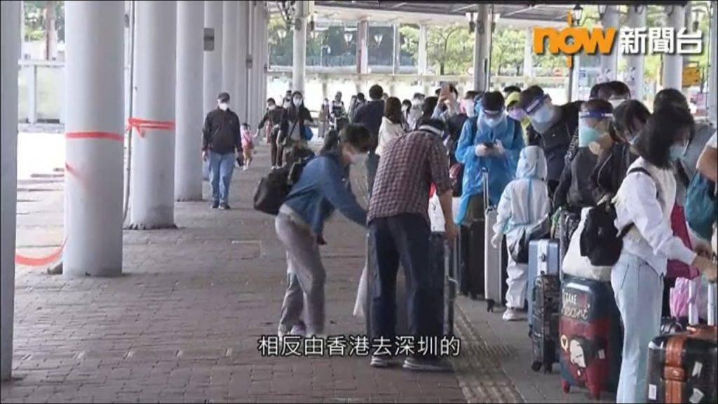 深圳 深圳灣口岸一度有過百人排隊，有人甚至出動防護衣