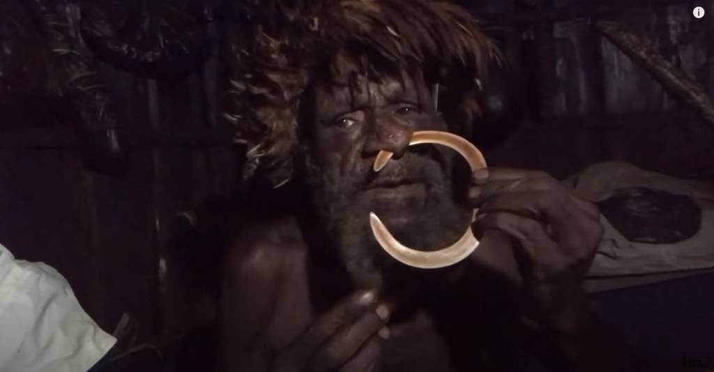 食人族 印尼 族人向Ben展示鼻環的用法
