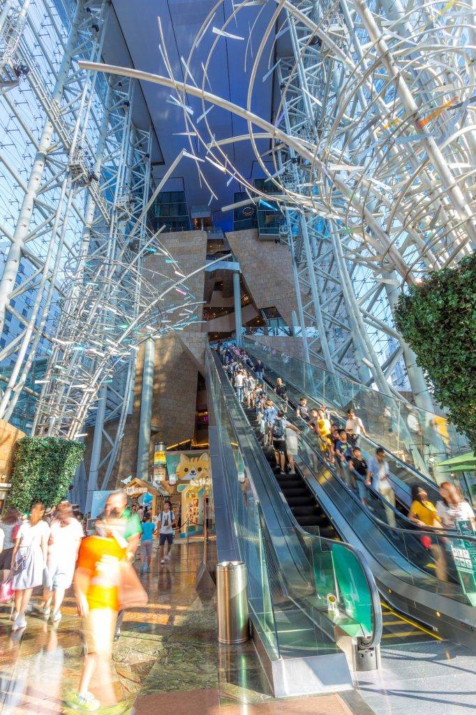  朗豪坊的通天電梯是全港最長的扶手電梯