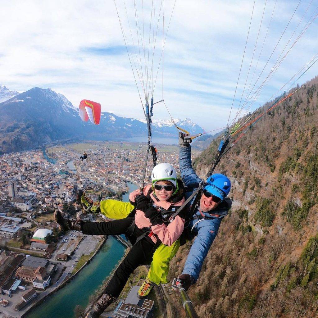 kol旅行2022 gt09 二人玩了滑翔傘（圖片來源：Instagram@
kikiandmaymay）
