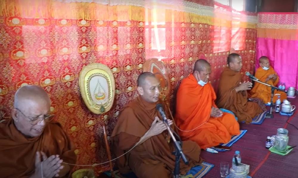 龍鳳胎 婚禮以佛教形式進行，由僧侶主持