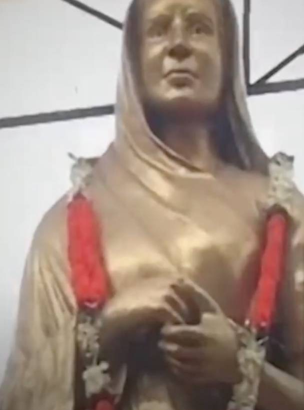 孟買大家姐 當地居民為了紀念她，在卡馬蒂普拉起了一座雕像