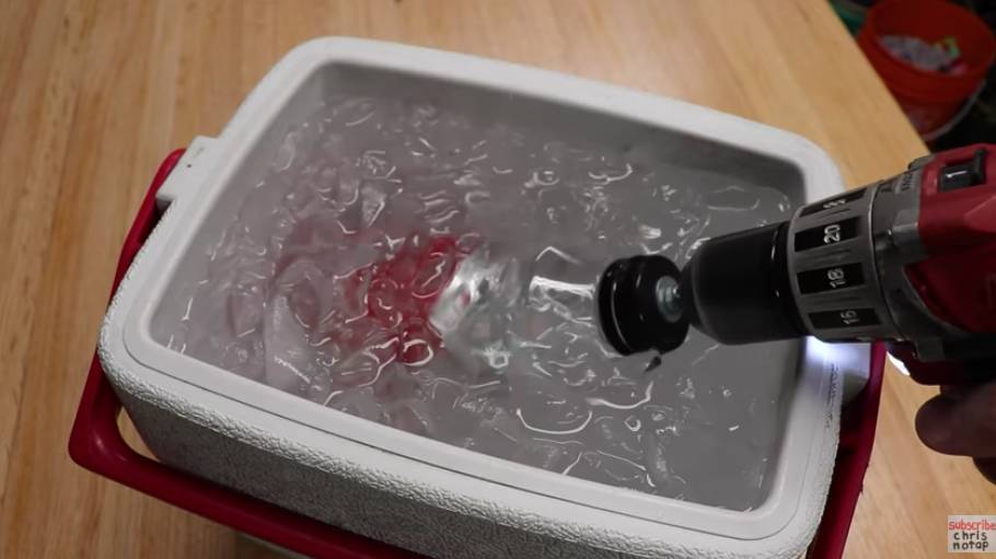 高速冷凍熱水 gt09 90秒後即變凍飲（圖片來源：YouTube@
Chris Notap）