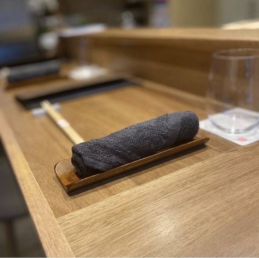 omakase 餐桌禮儀 桌上的熱毛巾一條是抹手用，一條是可抹嘴
