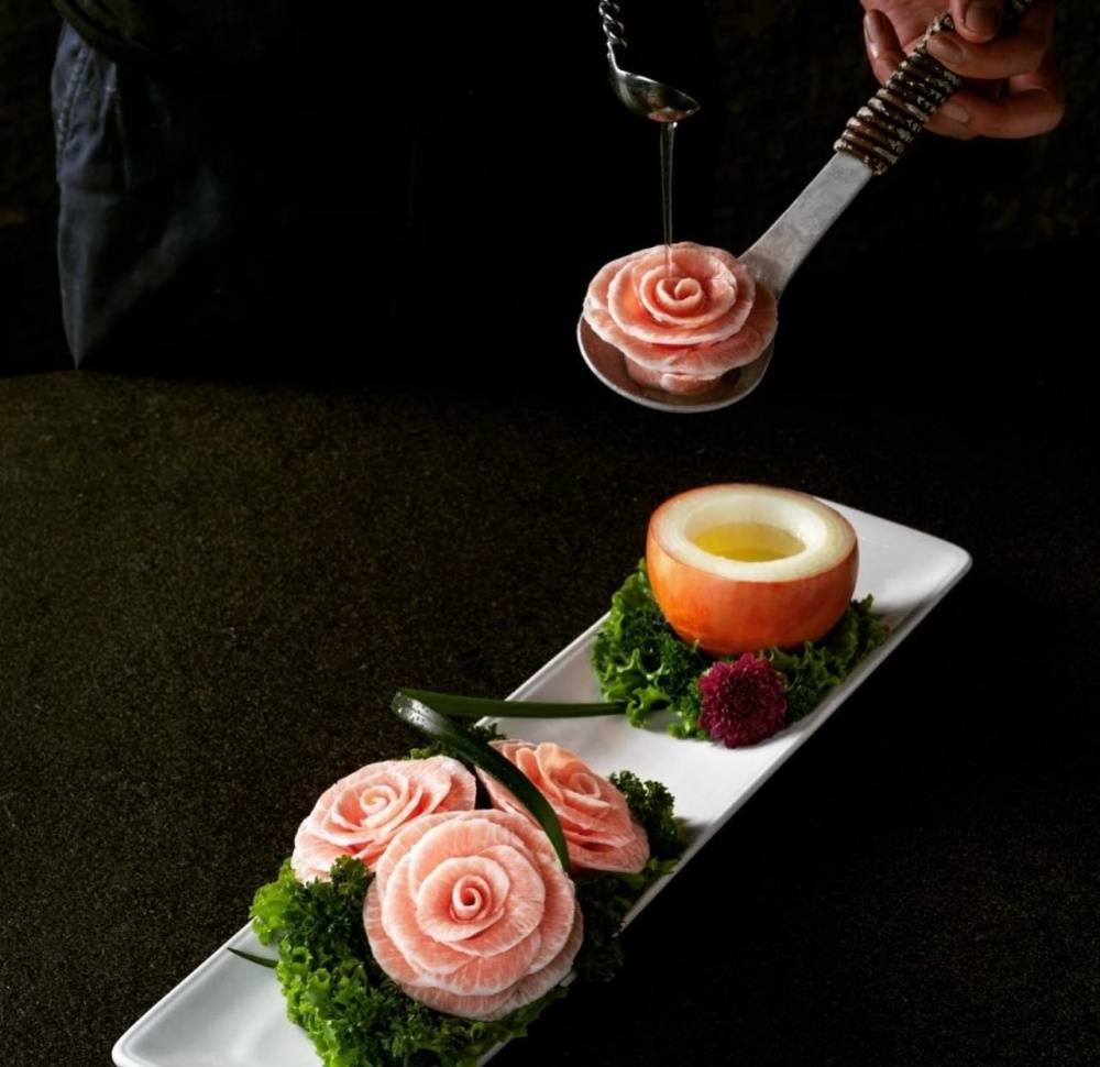 尖沙咀美食 寬巷子出品的「玫瑰松阪」，需備有極高手藝方能切出像真的玫瑰花瓣