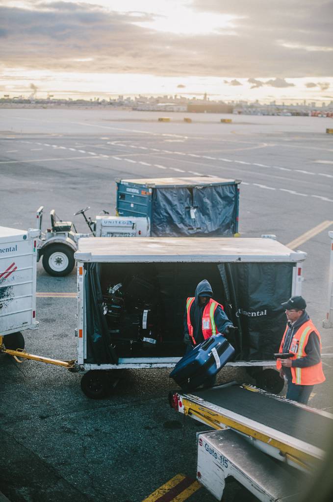行李運送 託運行李 相信大家都有曾經試過在香港機場站在行李輸送帶旁默默等待自己行李的出現，但等了很久都未能看見行李的半個影子