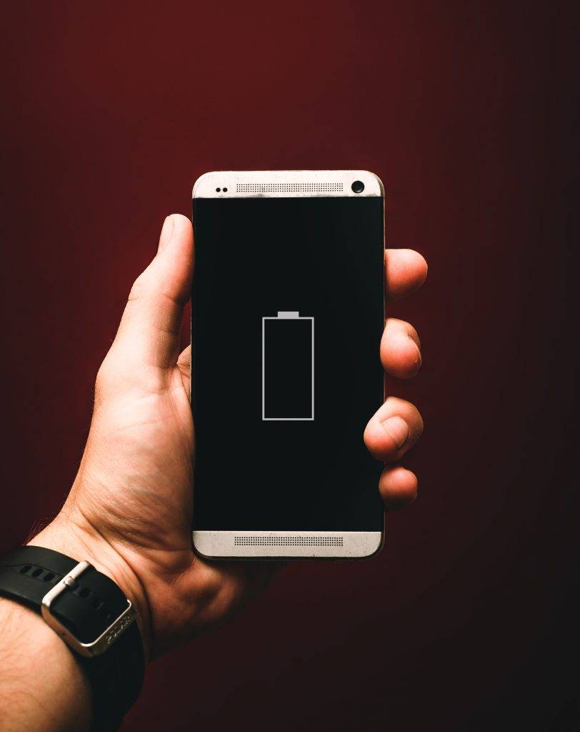 手機充電 iphone 電量用乾塘才充電，會大幅減低鋰電池的使用周期。