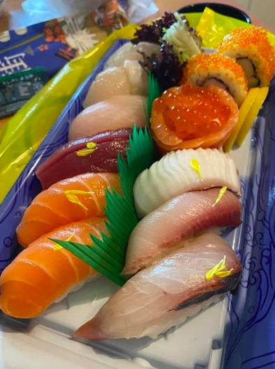 外賣壽司 壽司 共12件壽司、味噌湯及沙律菜，花費了港幣128元