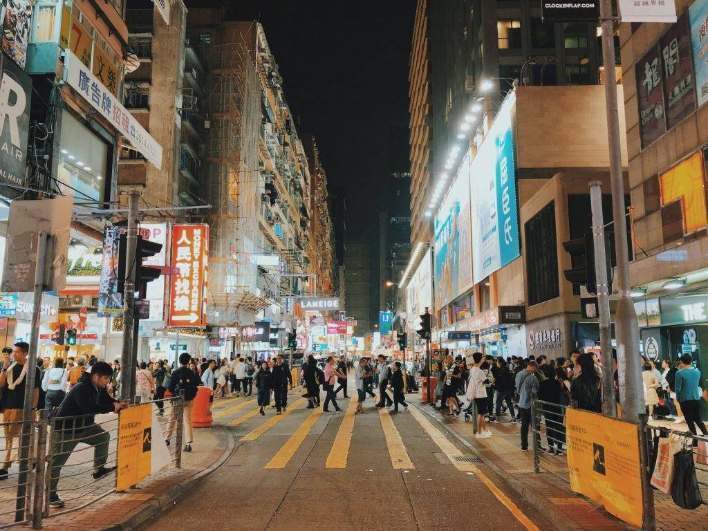 移民 事主從小到大都居於香港，難以跳出舒適圈。