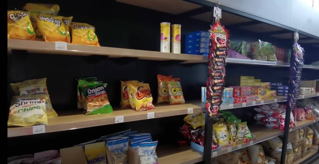 英國生活 港式超市 日韓台的零食貨品可供選購。