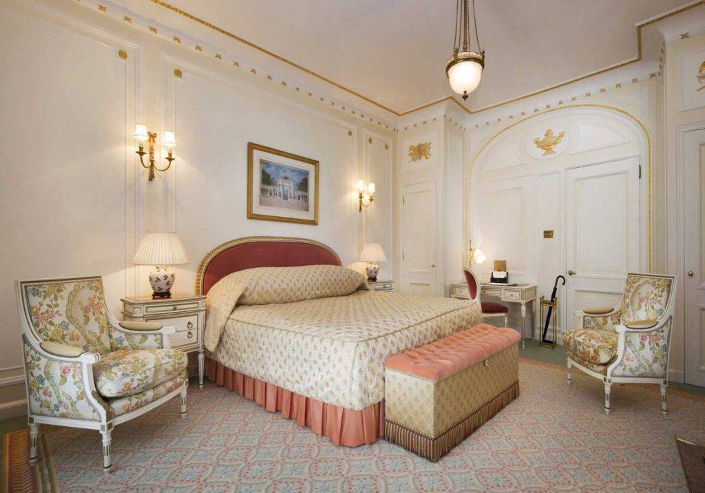 陳智燊 英國 Jonathan就批評到：「堂堂明星走去住Travel lodge唔係問題，但借題發揮話London酒店昂貴，5星級Ritz Hotel要900鎊一晚就好好笑。」