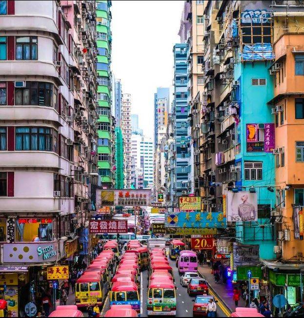 香港人 文化差異 香港地方淺窄，小巴行車又急速，易生意外。