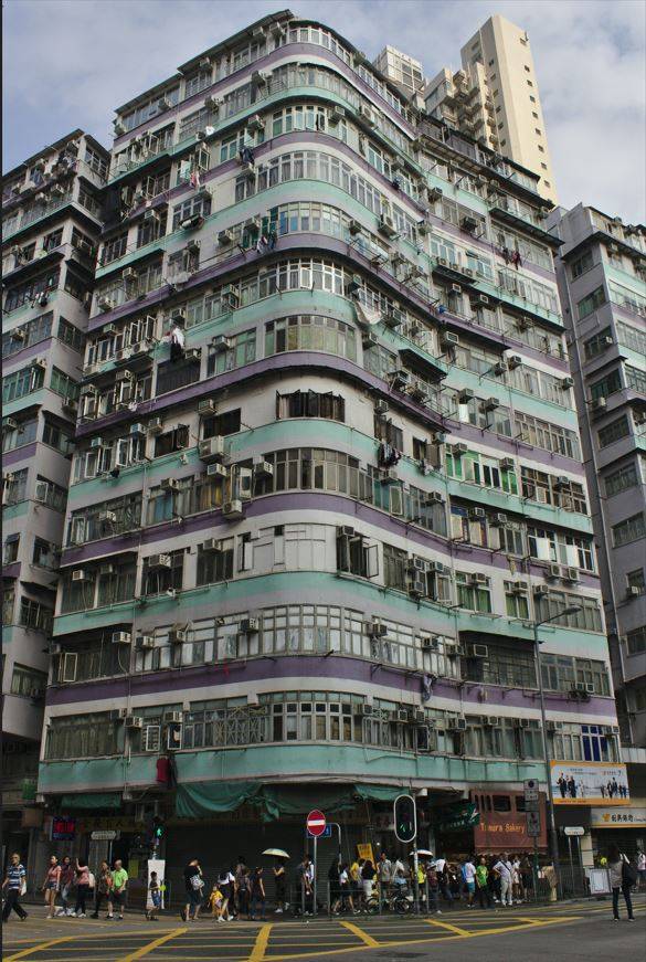 香港人 文化差異 香港地少人多，不少人居住在窄狹的棺材房中，生活艱難。