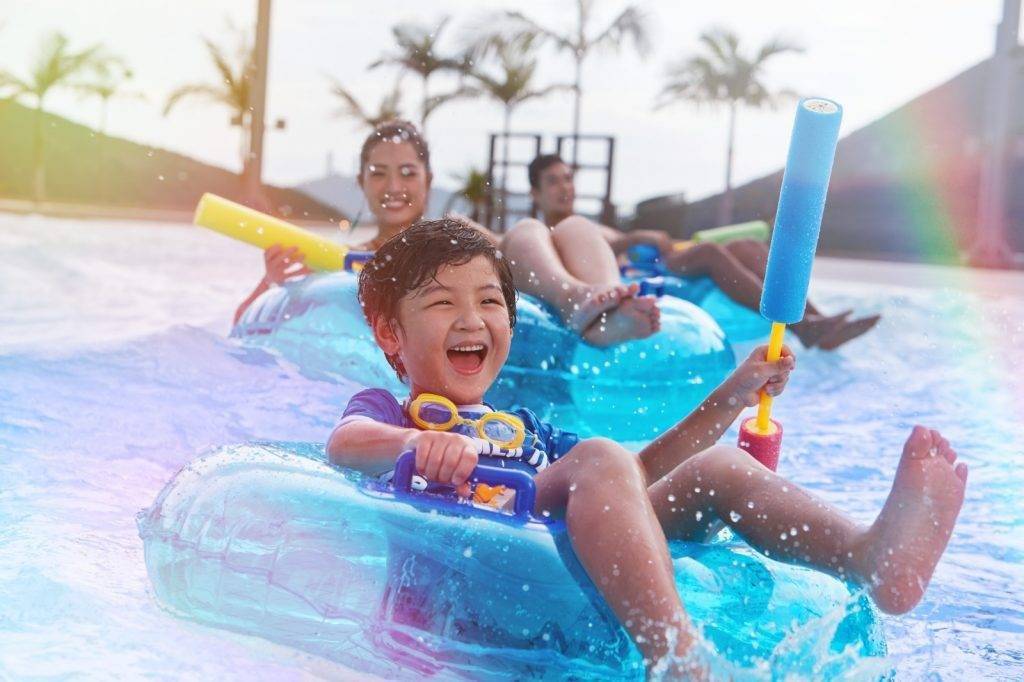 水上樂園夏日祭 園內設有5個主題區域，一共有27個室內及戶外玩樂設施。