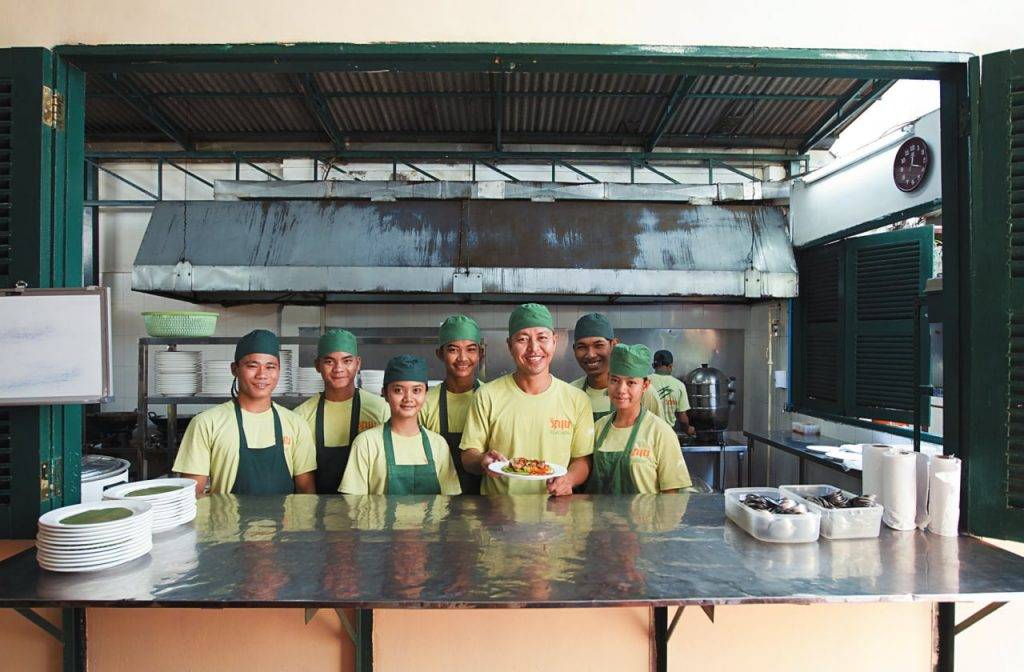 柬埔寨詐騙 當地NGO 開辦的餐廳Romdeng目前因COVID 19停業），都是直接提供工作機會給當地員工及學校營運，培養街童學藝或學廚，是倡議「責任旅遊」的先驅。