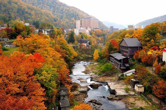 日本紅葉情報2022 25大紅葉名所 定山溪溫泉位於森林和溪谷之間，四季都可享不同日本紅葉 美景。