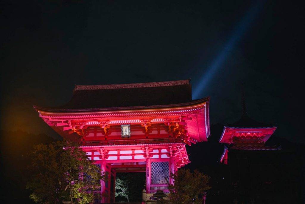 日本京都紅葉 日本紅葉 點燈後的清水寺比日間多出幾分夢幻感。