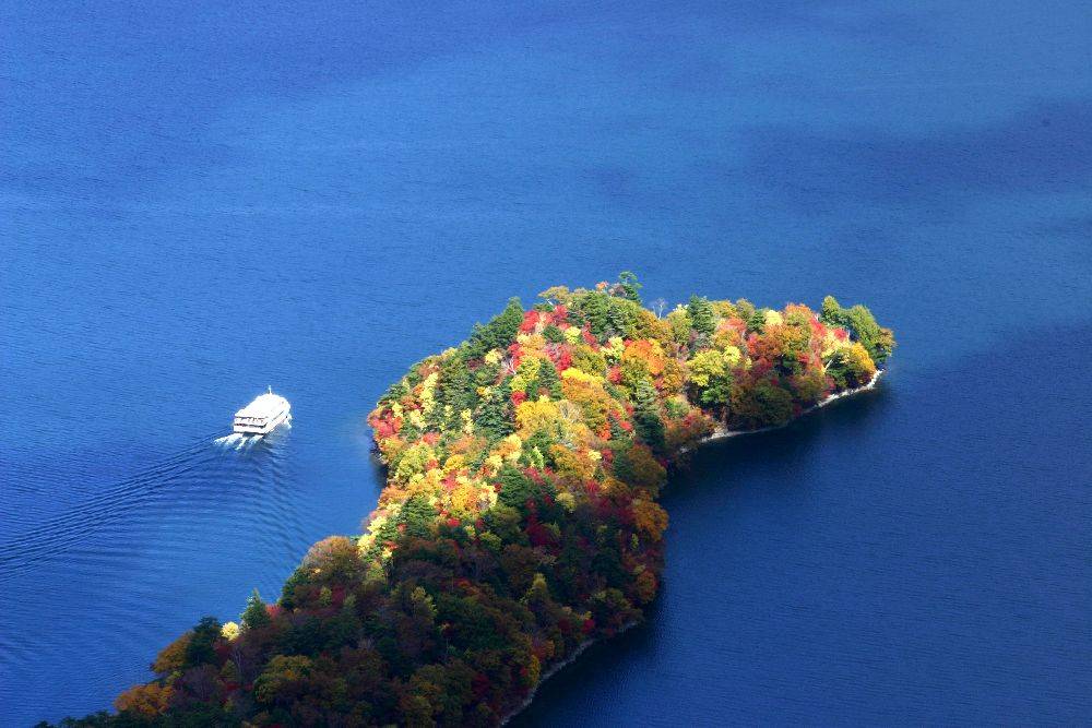 日本紅葉情報2022 25大紅葉名所 日本紅葉 中禪寺湖湖邊有大量楓樹，遊客可乘船欣賞。