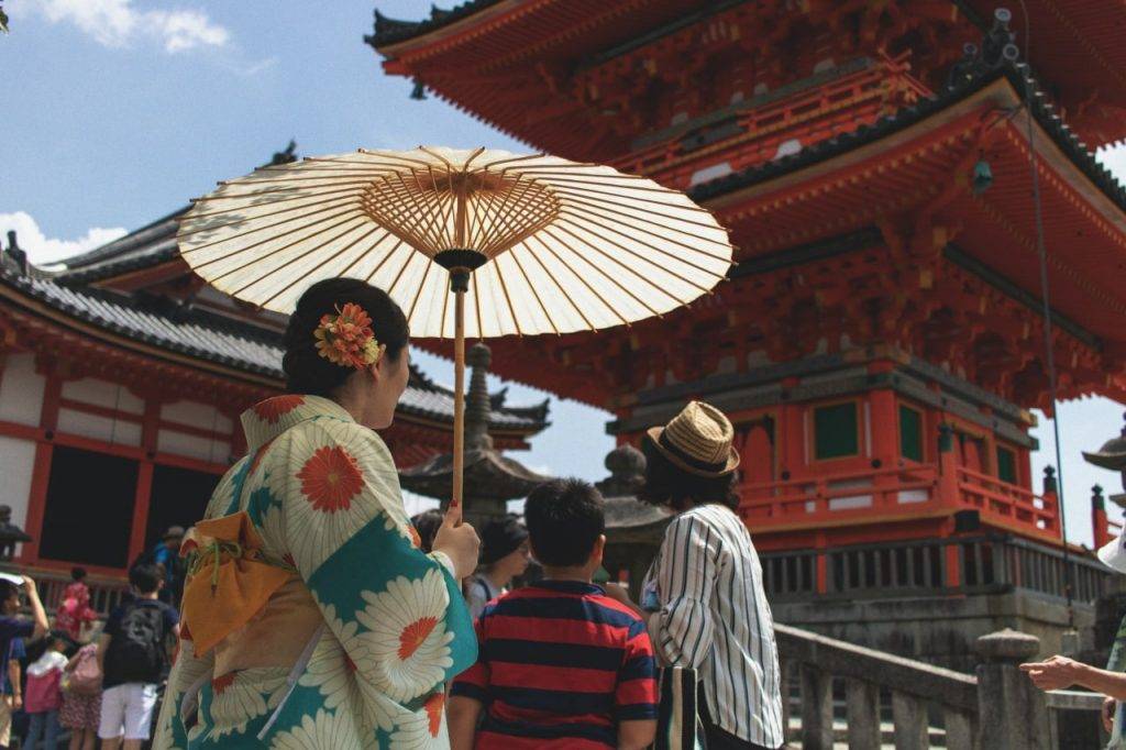 日本京都紅葉 日本紅葉 開關後可以再次著和服遊清水寺。