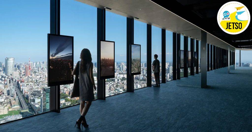 東京門票優惠 位於東側迴廊的「PARALLEL WINDOWS」，以眼前的街景作為起點、以“時間、世界、自我”為主題、讓您享受視野變化所呈現的樂趣。