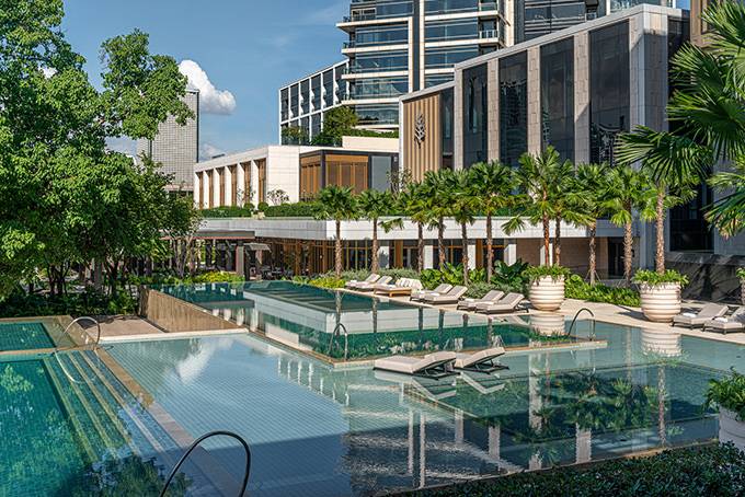 泰國 曼谷 泳池同樣採 Infinity Pool 形式，更是與昭披耶河連成一線。