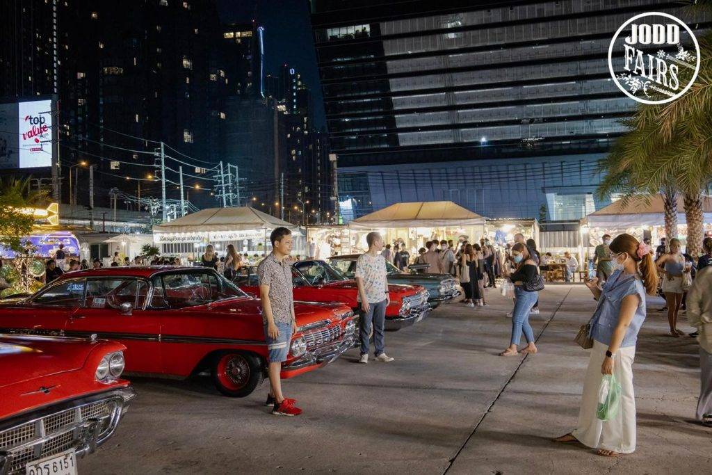 曼谷夜市 市集 Jodd Fairs Jodd Fairs以老爺車為主題。